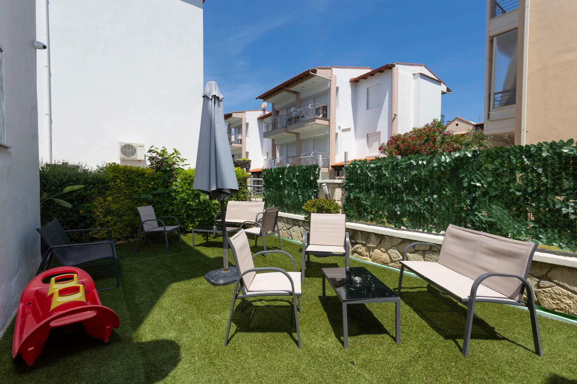 Tiara Holidays - Danae Comfort Living - dvorište